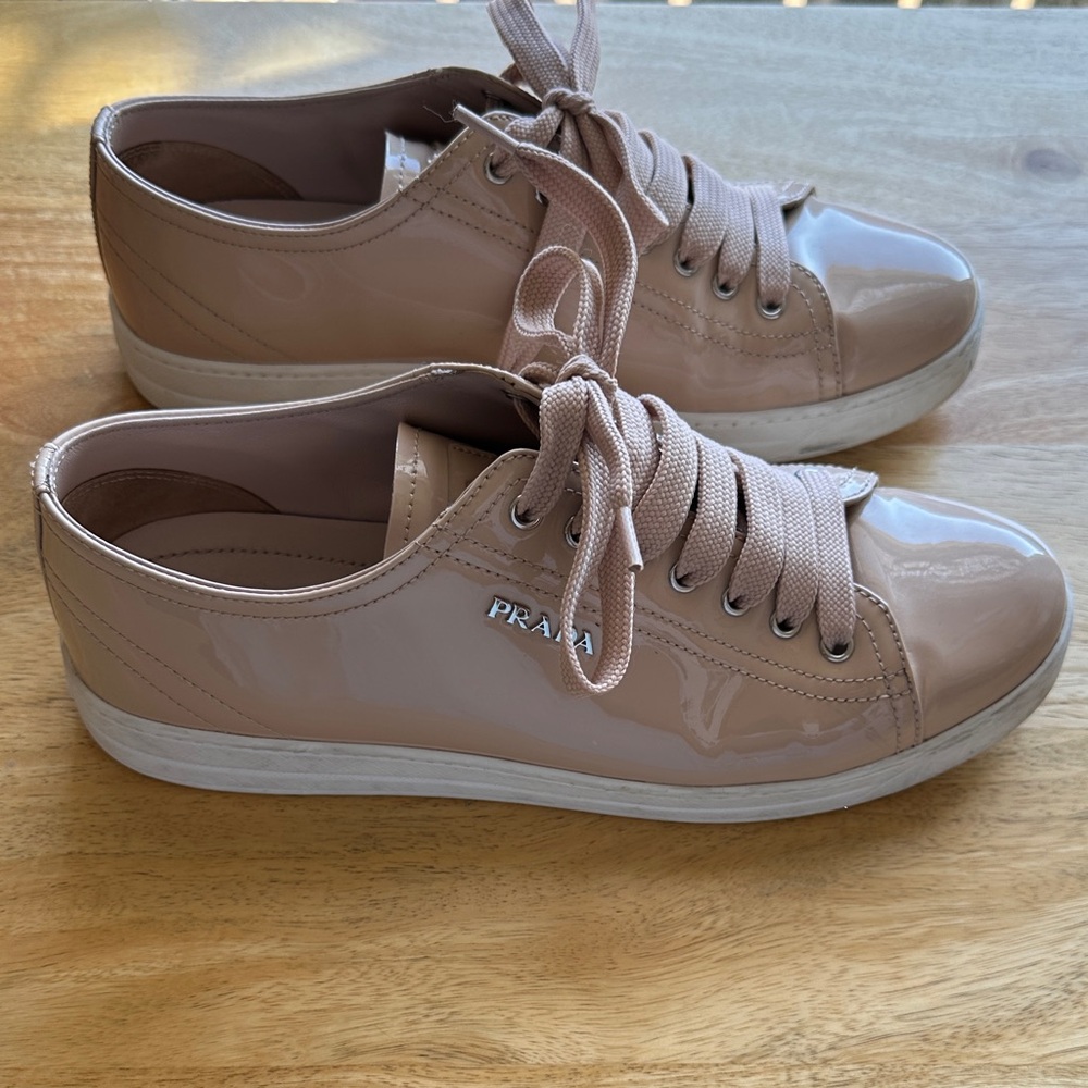 Prada ๐ฎ๐น Beige Patent Sneakers - Size 38 - Picture 2 of 12